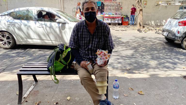 En una banca del Centro de Culiacán, Ignacio Ayala vende a diario paletas en busca de reunir dinero para sobrevivir.