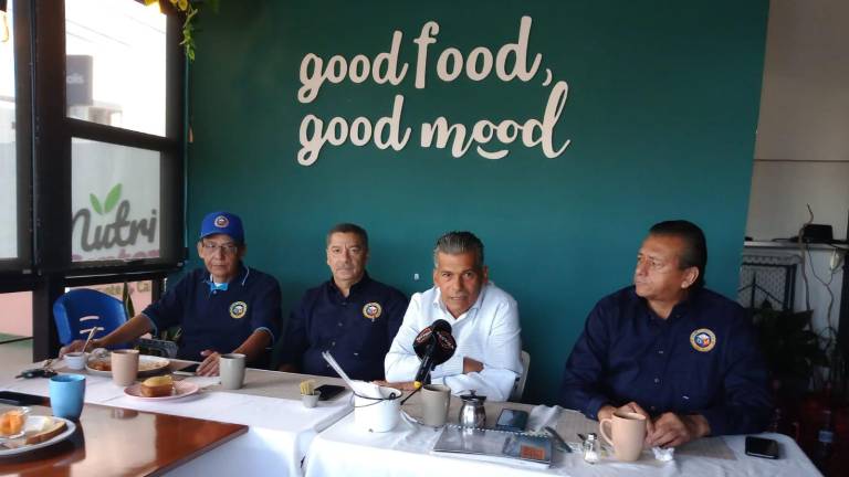 Armando Ibarra encabeza la rueda de prensa.