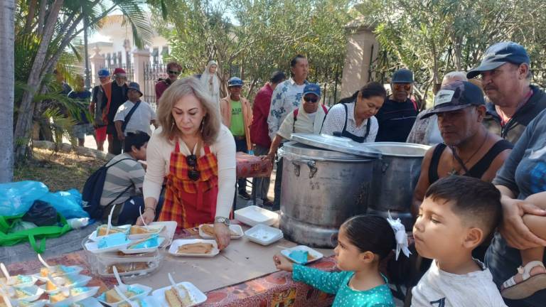 El señor Francisco Vega y su familia brindaron una mini posada en la explanada de la Catedral Basílica de Mazatlán.