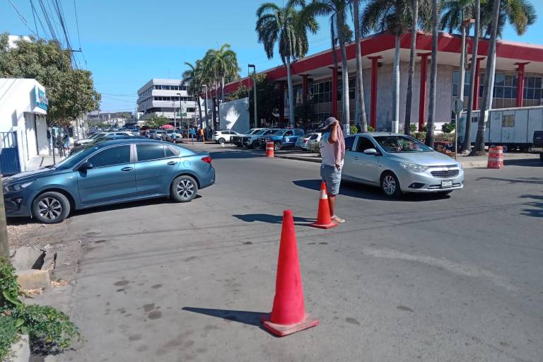 ‘Lavacarros’ se apropian de espacios públicos de estacionamiento en Mazatlán