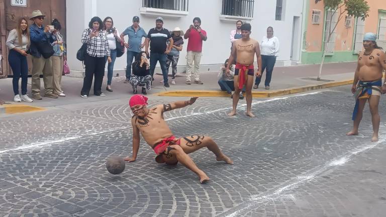 En el Centro Histórico de Mazatlán hacen una demostración del juego del Ulama.