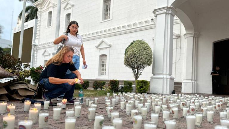 El evento consistió en colocar un centenar de veladoras frente a la puerta del Palacio Municipal.