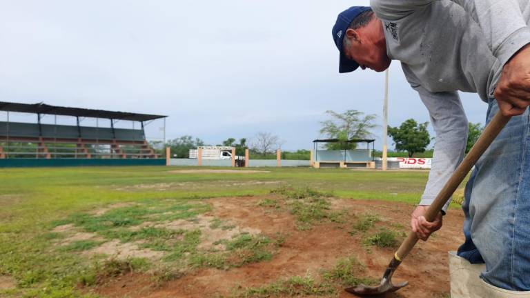 Personal del Imdem remoza el campo Elpidio Osuna.