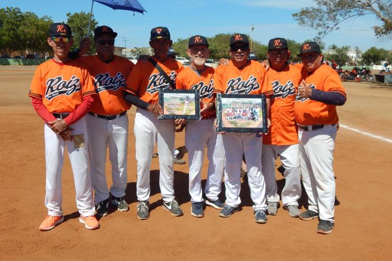Familia Roiz-Osuna toma delantera en playoffs de Liga de 65 Años