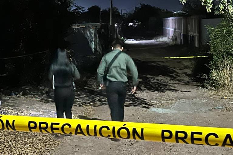 Hallan una mujer envuelta en cobijas en un camino de terracería de la colonia Villa Fontana, en Culiacán