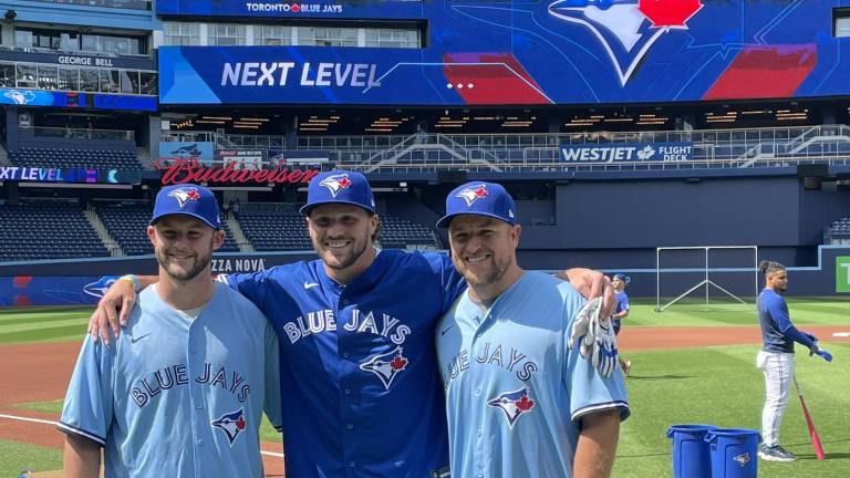 Josh Allen (centro), mariscal de campo de los Bills de Buffalo de la NFL, tuvo práctica de bateo en el Roger Centre de Toronto.