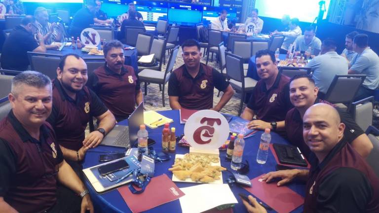 La directiva de Tomateros de Culiacán en el Draft celebrado el jueves en Mazatlán.