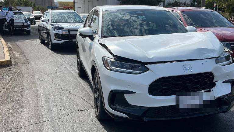 Civiles armados circulaban en una camioneta de la marca Honda, de color blanco.