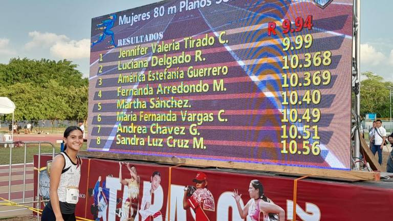 Jennifer Valeria Tirado Chavarín posa con el tablero de tiempos.
