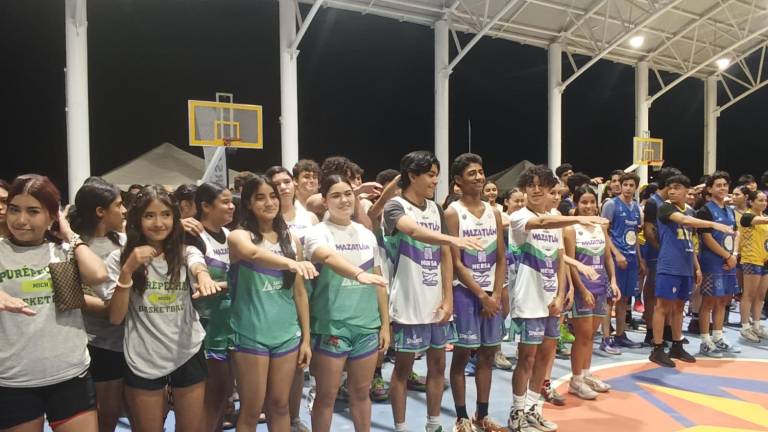 Los jugadores rinden la protesta deportiva.
