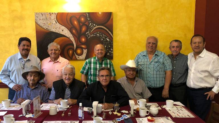 Ex alumnos de la secundaria Prevocacional se reúnen para compartir recuerdos.