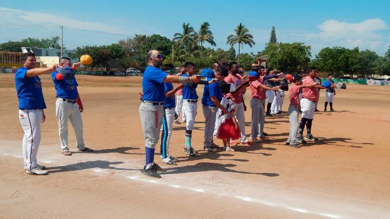 Los peloteros rinden la protesta deportiva.
