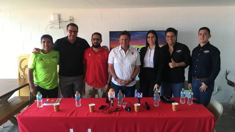 Ismael Barros Cebreros estuvo acompañado por Paúl Luque (Gerente de marketing y ventas de Club Venados) y socios comerciales.