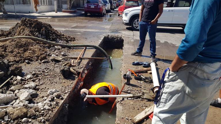 Los trabajos tienen como objetivo conectar una plaza comercial de la zona a la red municipal de agua potable.