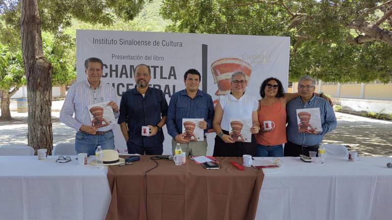 Feliciano Castro, Joel Santos, Juan Antonio Lara, Graciela Domínguez, Paola Martínez y Gilberto López Castillo, participaron en la presentación.