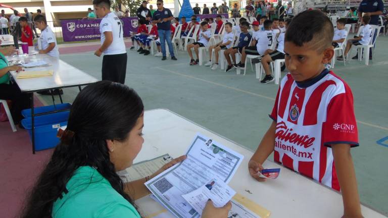 Los pequeños futbolistas presentan su documentación.