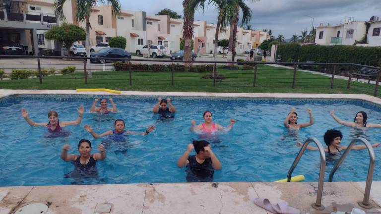 Durante 50 minutos, las asistentes realizaron rutinas aeróbicas y de fuerza en el agua, aprovechando la resistencia natural para mejorar su condición física.