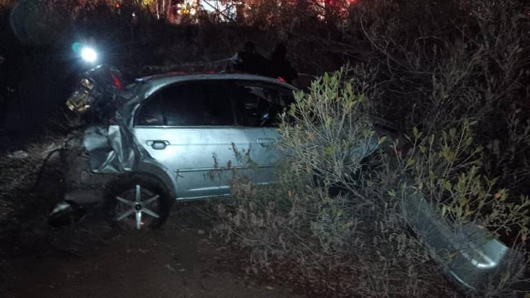 La volcadura de un auto sobre la carretera Escuinapa-Teacapán deja una mujer fallecida y un hombre herido de gravedad.