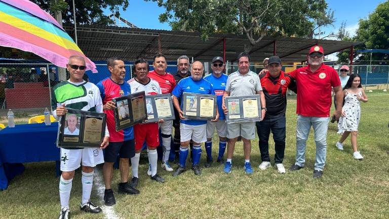Los homenajeados reciben sus reconocimientos.