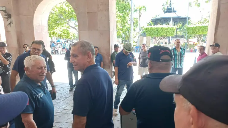 Agentes de Tránsito Municipal de Mazatlán protestan bloqueando accesos al Palacio Municipal.