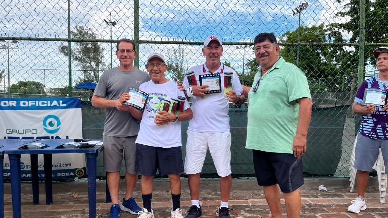 Juan Sánchez y Jorge Vázquez reciben su premio como campeones.