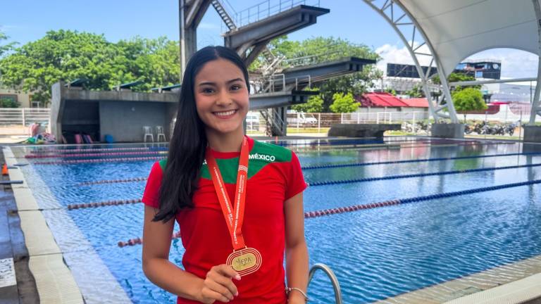 Jennifer Valeria Tirado Chavarín muestra su medalla de bronce.