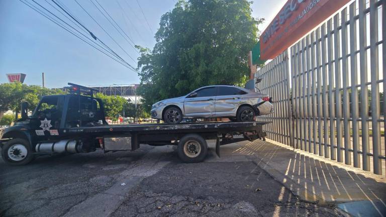 Tras la persecución un automóvil perdió el control y se estrelló contra un árbol.