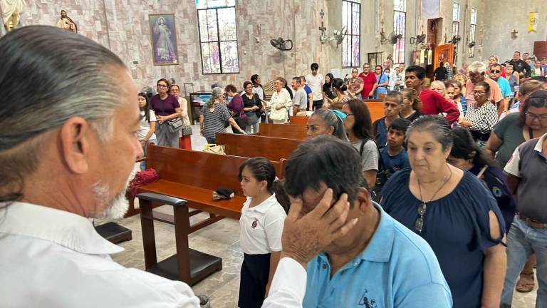 En la parroquia Nuestra Señora del Carmen, en la colonia Juárez, en Mazatlán, feligreses acuden a conmemorar el Miércoles de Ceniza.