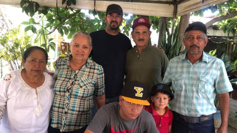 Óscar Martínez Jaime, al momento de estampar su firma con la Academia de Beisbol Leones de Yucatán.