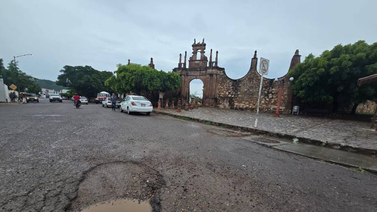 El acceso a Rosario desde la autopista se encuentra dañado por los baches.