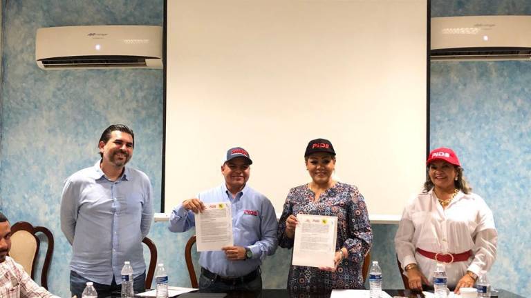 David Eduardo Vargas Rodríguez y Claudia Valdez Aguilar muestran el convenio firmado.