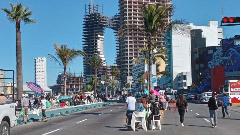 La gente se empezó a instalar desde temprano para presenciar el primer desfile del Carnaval este domingo.