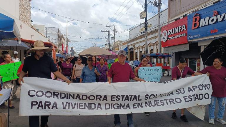 Marcha en Mazatlán donde exigen apoyos para vivienda.