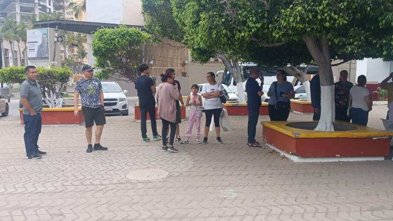 Electores hacen fila en la Conapesca para emitir su voto en la elección judicial.
