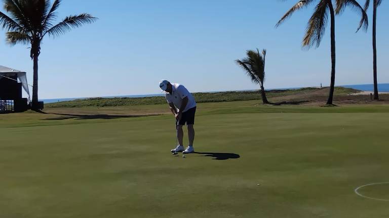Cayetano Morales acertando su putt.