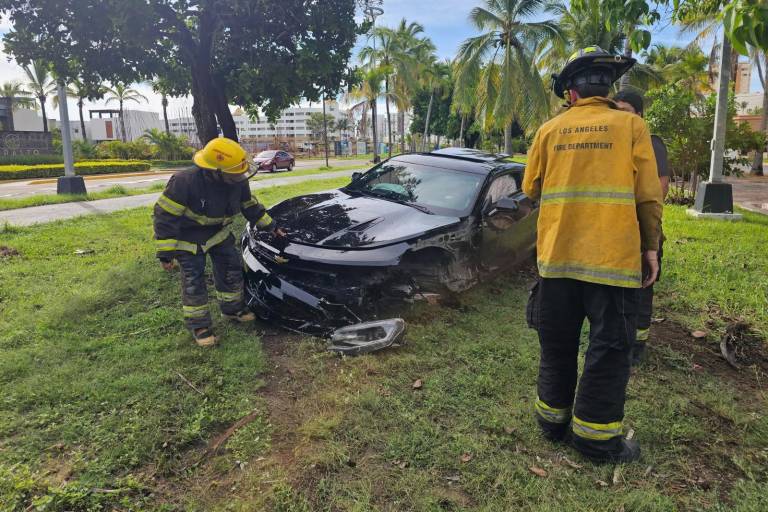 Choca auto contra luminaria en Mazatlán; hay dos lesionados