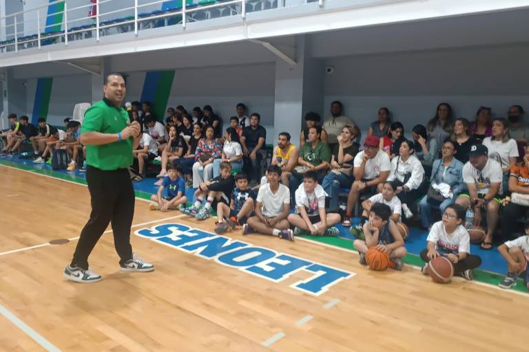 Omar Quintero motiva a nuevas generaciones en Mazatlán: ‘Regresarle algo al básquet es un honor’
