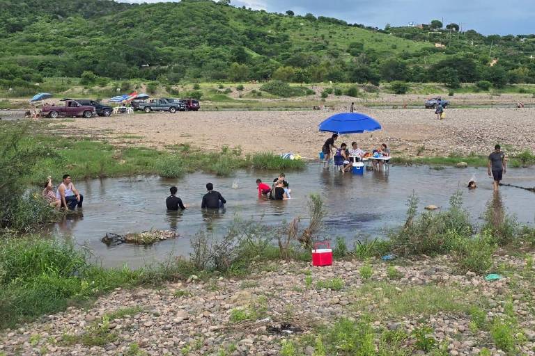 Por altas temperaturas, crece afluencia de bañistas en río Baluarte