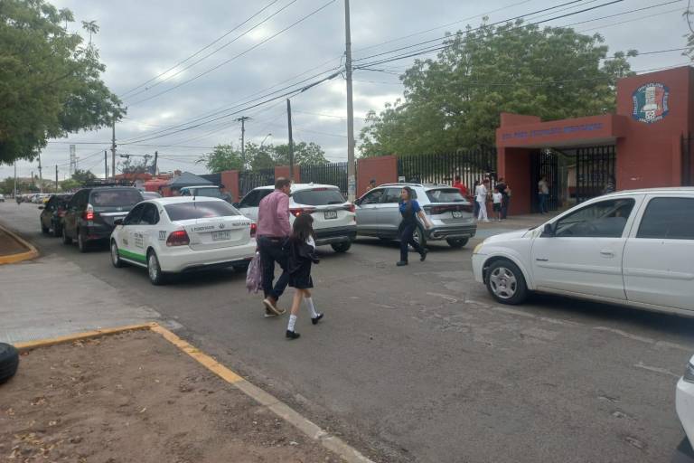Pide en Mazatlán cruce seguro para primaria cerca del Libramiento Colosio