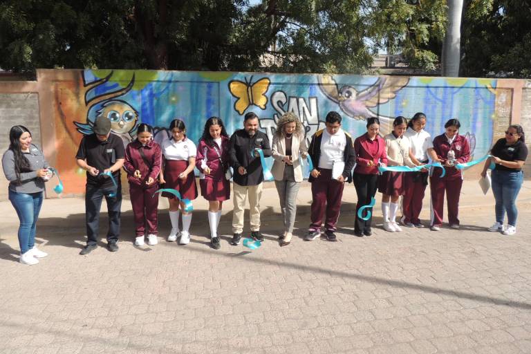 Develan alumnos colorido mural, con el que hacen un llamado a la paz