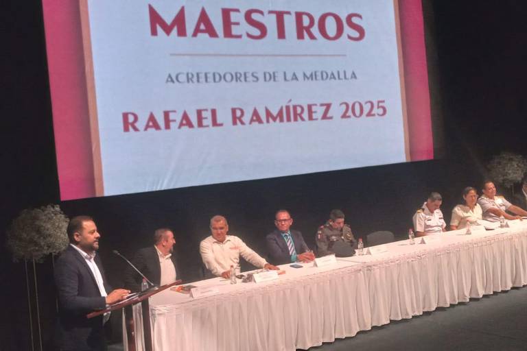 Entregan en Mazatlán Medalla ‘Rafael Ramírez’ a maestras y maestros