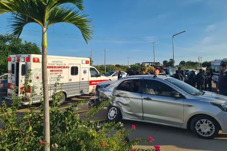 Muere Yuridia tras choque entre auto y patrulla afuera de estadio en Mazatlán