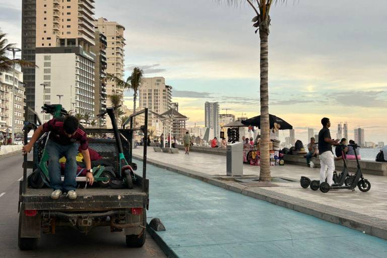Scooters en Mazatlán siguen operando sin cumplir requisitos, pese a nueva normativa