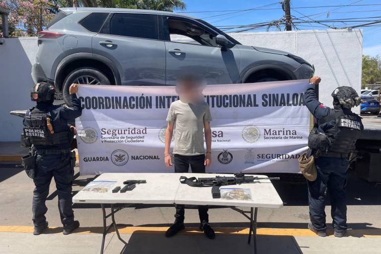 Detienen en Angostura a hombre armado que circulaba en camioneta robada