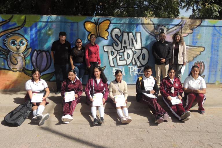 Develan alumnos colorido mural, con el que hacen un llamado a la paz