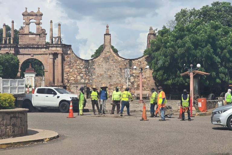 Obras Públicas atiende puntos críticos de baches en la ciudad y carretera de Rosario
