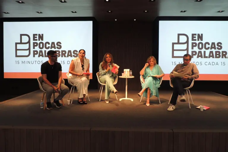 Adrian Espinoza, Andrea Valenzuela, Norma Campos y Mario Córdova presentan el libro.