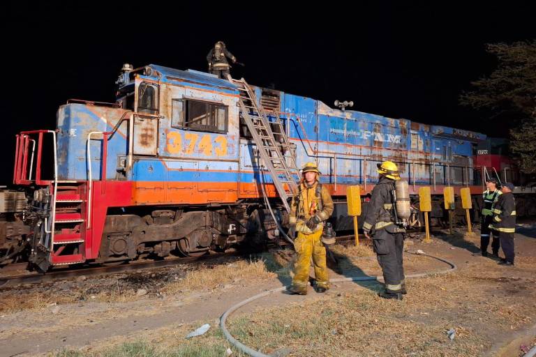 Se incendia locomotora de tren en movimiento en Culiacán; moviliza a cuerpos de emergencia
