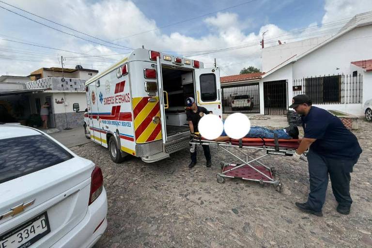 Paramédicos de Bomberos Veteranos de Mazatlán auxiliaron al adulto mayor.