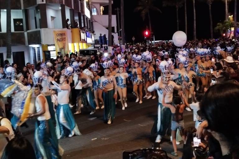 Miles de personas viven el primer desfile del Carnaval de Mazatlán 2025, hasta el final